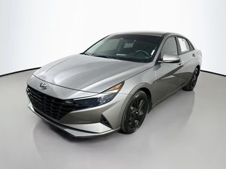Used 2023 Hyundai Elantra SEL FWD video 3