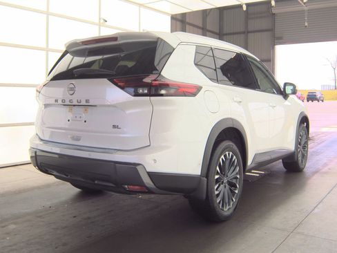 Used 2025 Nissan Rogue SL w/ Tech Package FWD image 16