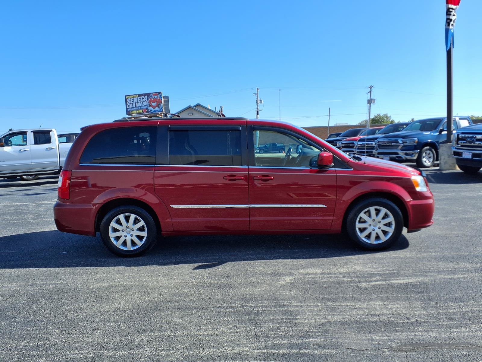 Used 2014 Chrysler Town & Country Touring FWD image 4