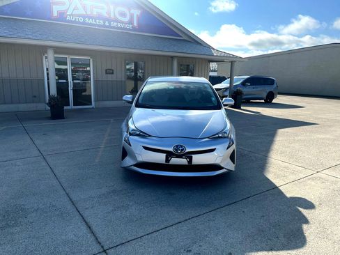 Used 2017 Toyota Prius Two image 2