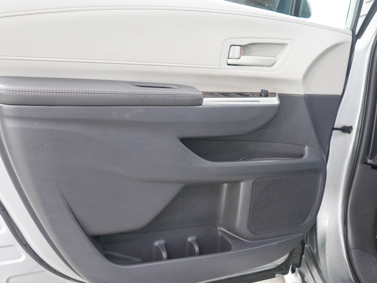 Used 2024 Toyota Sienna LE FWD image 20