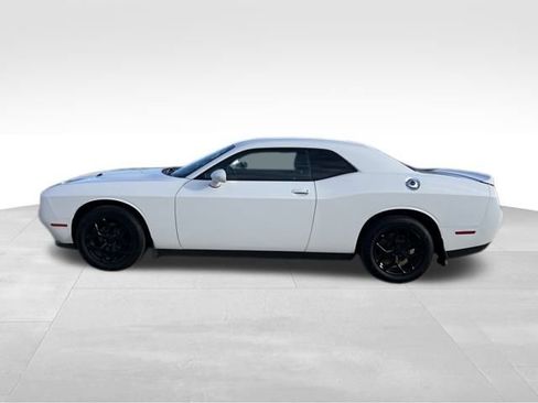 Used 2015 Dodge Challenger SXT image 5