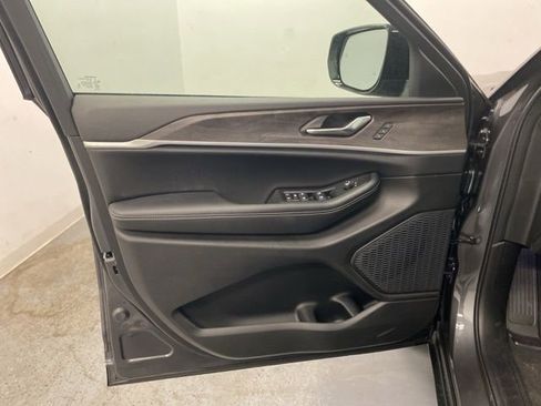 New 2025 Jeep Grand Cherokee Limited image 22