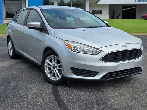 Used 2015 Ford Focus SE FWD image 2
