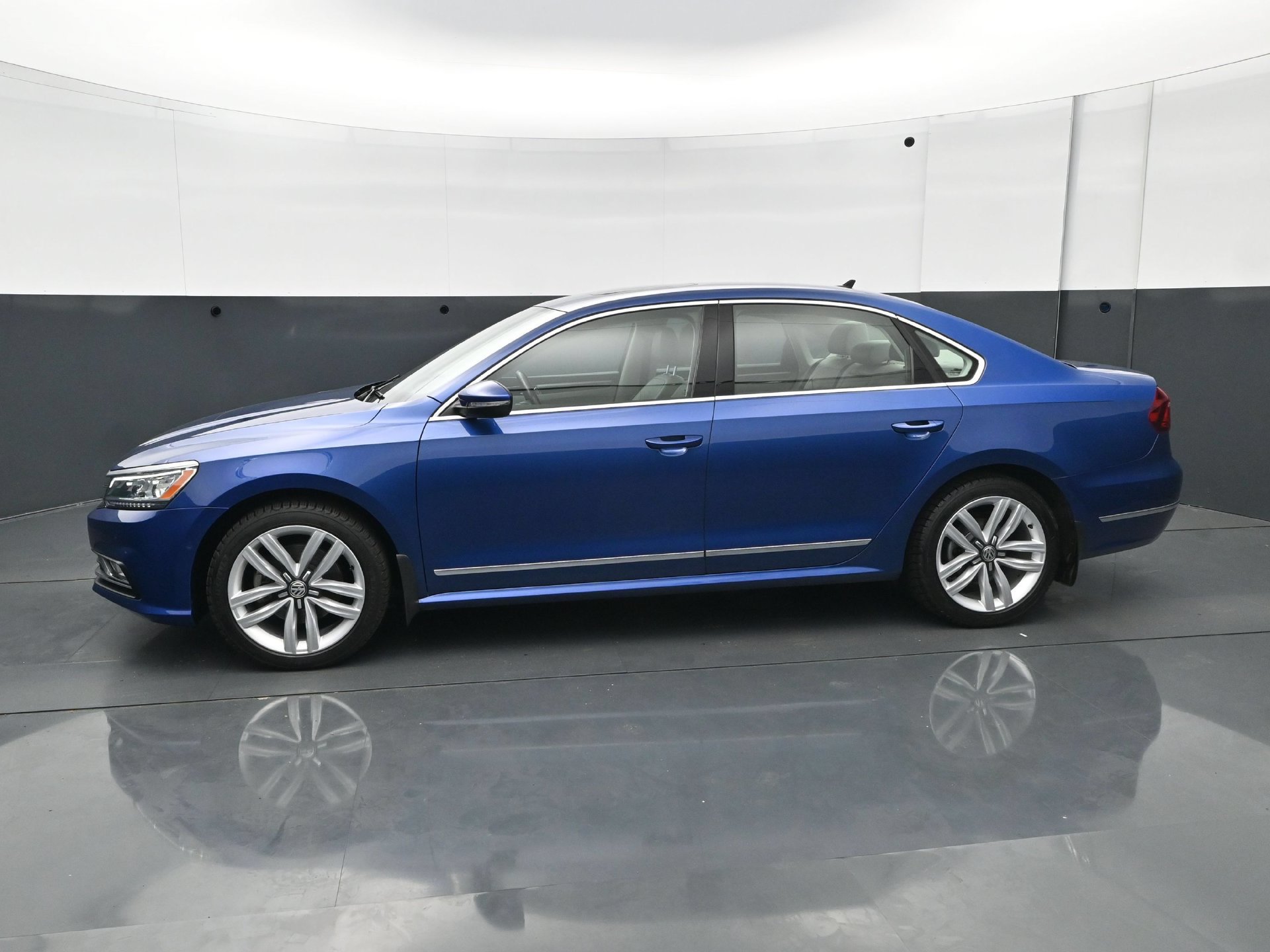 Used 2017 Volkswagen Passat 1.8T SEL Premium FWD image 3