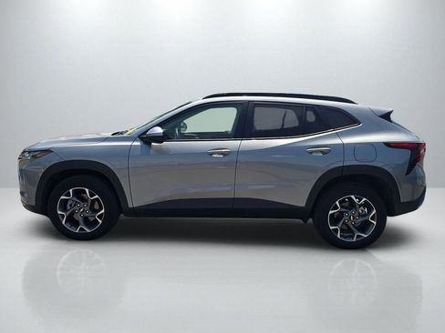 Used 2025 Chevrolet Trax LT w/ LT Convenience Package FWD image 8