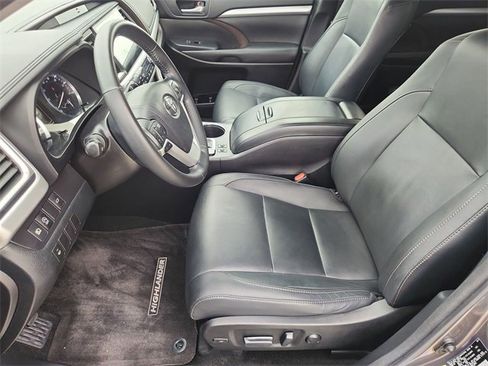 Used 2017 Toyota Highlander XLE image 19