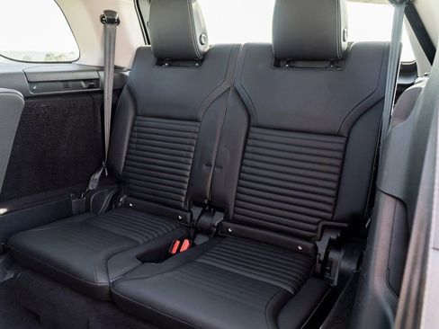 Used 2025 Land Rover Discovery S image 28