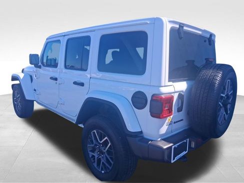 Used 2025 Jeep Wrangler Sahara image 3