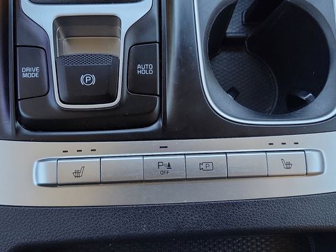 Used 2024 Kia Carnival LX image 16