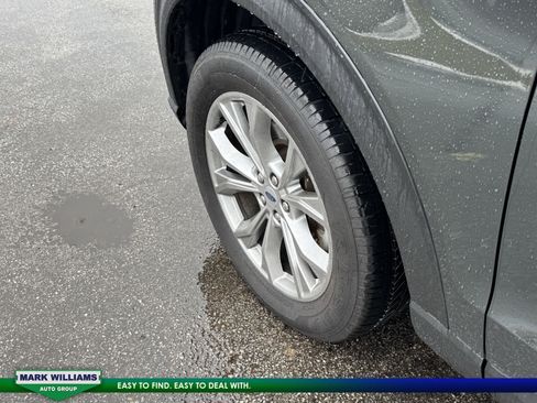 Used 2022 Ford Explorer XLT w/ Equipment Group 202A image 9