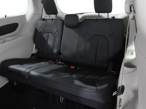 Used 2019 Chrysler Pacifica Touring-L w/ Advanced Safetytec Group image 22