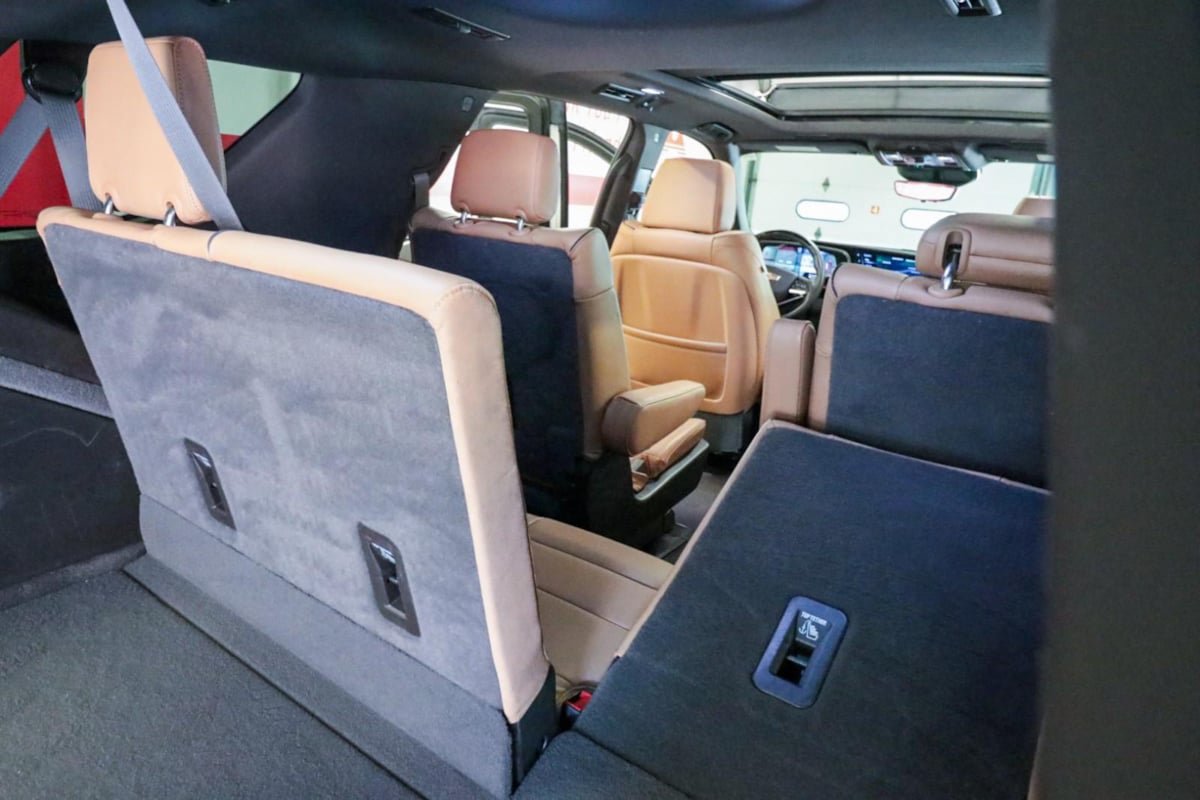 Used 2023 Cadillac Escalade Premium Luxury w/ Performance Package RWD image 29