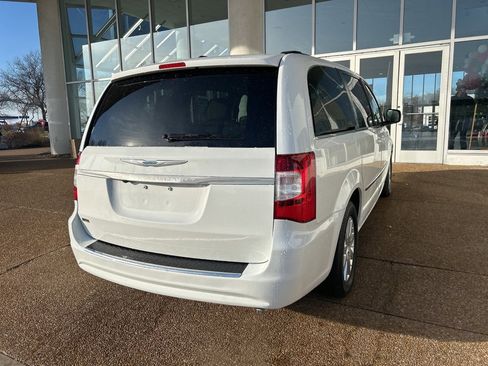 Used 2016 Chrysler Town & Country Touring image 5