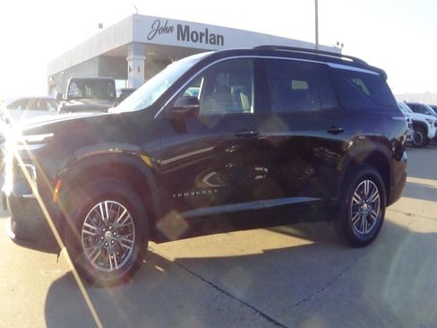 Used 2025 Chevrolet Traverse LT FWD image 1
