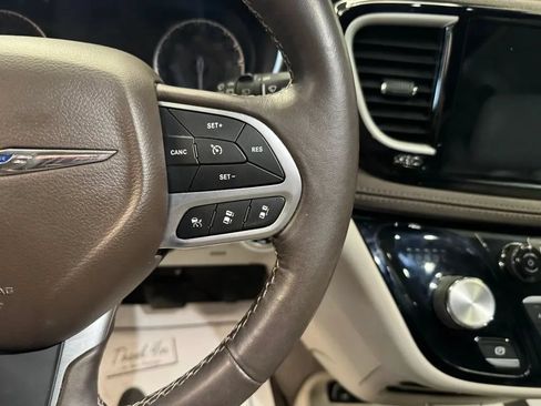 Used 2021 Chrysler Pacifica Touring-L w/ Uconnect Theater Family Group AWD/4WD image 12