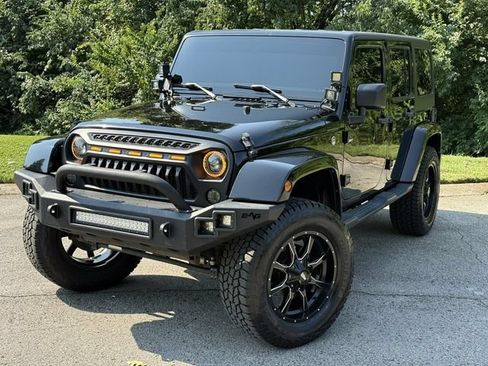 Used 2017 Jeep Wrangler Unlimited Sahara AWD/4WD image 2