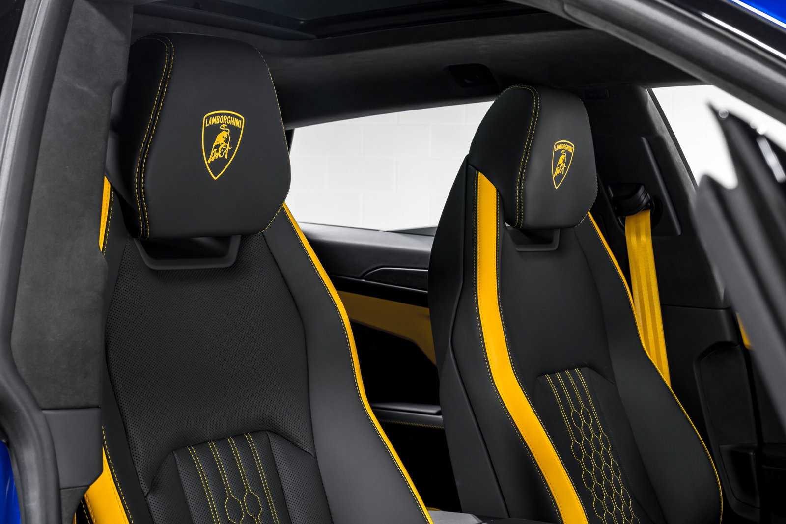 Used 2025 Lamborghini Urus SE AWD/4WD image 40