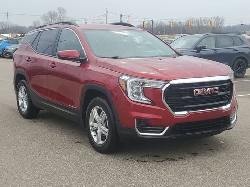 Used 2023 GMC Terrain SLE w/ Driver Convenience Package image 4