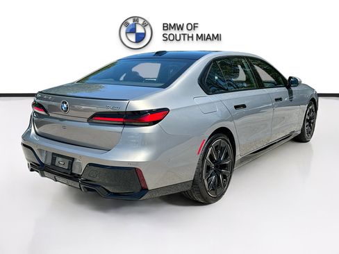Used 2023 BMW 740i image 7