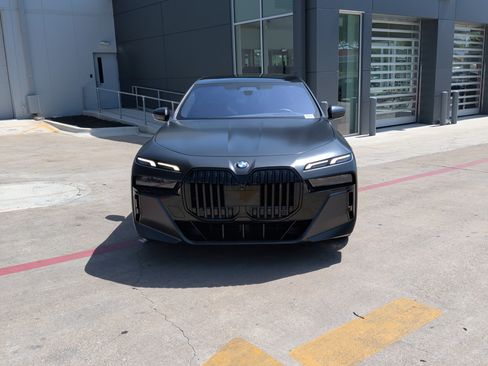 Used 2023 BMW 760i xDrive AWD/4WD image 3