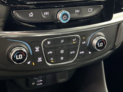 Used 2023 Chevrolet Traverse LT w/ LT Premium Package image 16