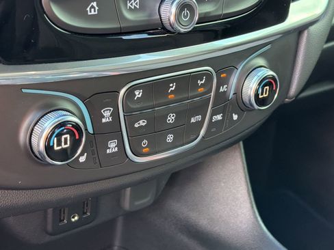 Used 2023 Chevrolet Traverse LT FWD image 17
