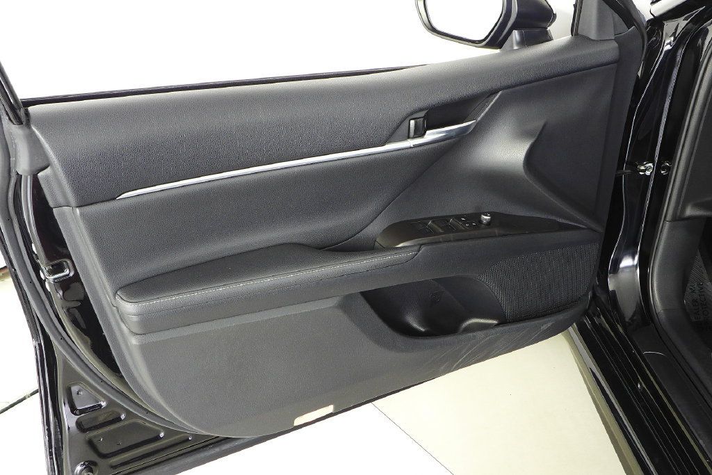Used 2023 Toyota Camry XSE FWD image 11