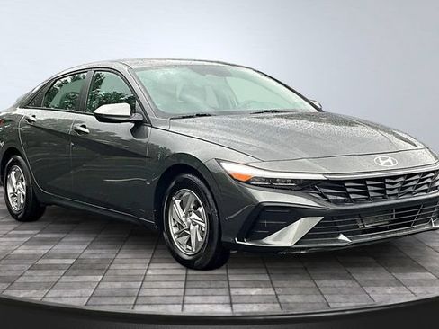 Used 2025 Hyundai Elantra SE FWD image 3