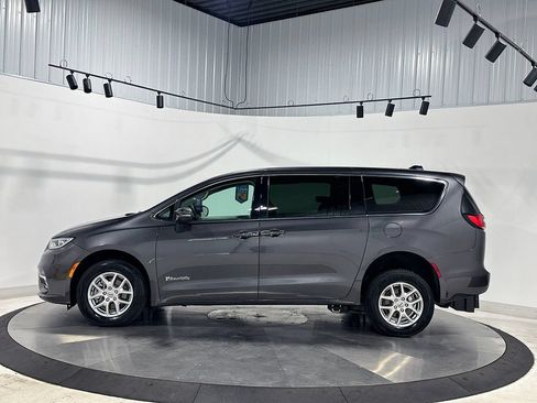 Used 2023 Chrysler Pacifica Touring-L FWD image 15