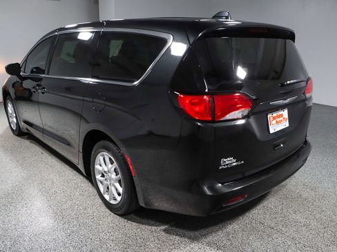 Used 2017 Chrysler Pacifica LX image 9