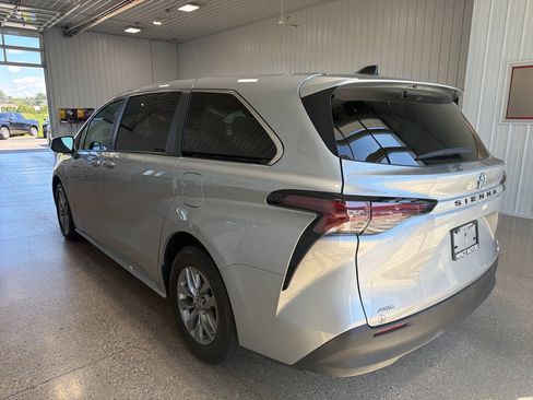Used 2024 Toyota Sienna LE AWD/4WD image 3