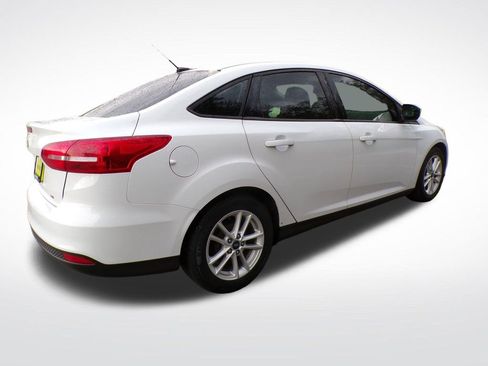 Used 2016 Ford Focus SE w/ SE Cold Weather Package FWD image 8