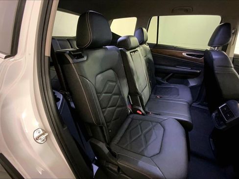 Used 2025 Volkswagen Atlas SE AWD/4WD image 23