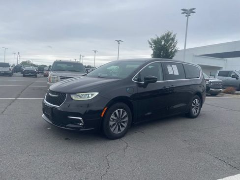 Used 2023 Chrysler Pacifica Touring-L FWD image 3