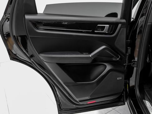 Used 2022 Porsche Cayenne image 40