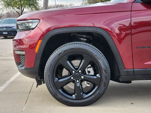 Used 2024 Jeep Grand Cherokee L Limited w/ Black Appearance Package image 9