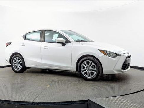 Used 2018 Toyota Yaris iA image 11