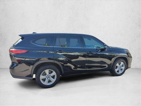 Used 2020 Toyota Highlander LE FWD image 4