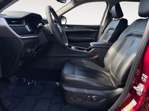 Used 2023 Jeep Grand Cherokee Limited w/ Black Appearance Package image 16