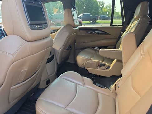 Used 2018 Cadillac Escalade Platinum AWD/4WD image 5