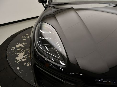 Certified 2025 Porsche Macan image 14