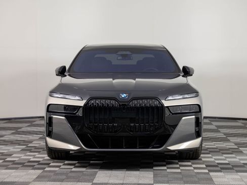 Used 2023 BMW i7 xDrive60 AWD/4WD image 11