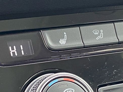 Certified 2022 Volkswagen Taos SEL w/ Panoramic Sunroof Package image 18