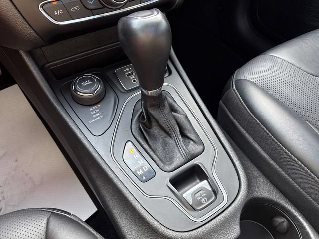 Used 2022 Jeep Cherokee Latitude Lux w/ Sun & Sound Group AWD/4WD image 19
