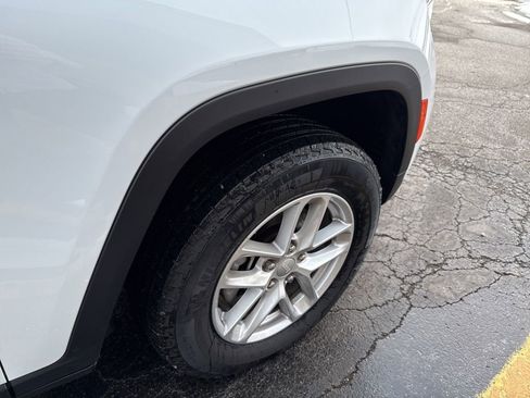 Used 2024 Jeep Grand Cherokee Laredo X image 23
