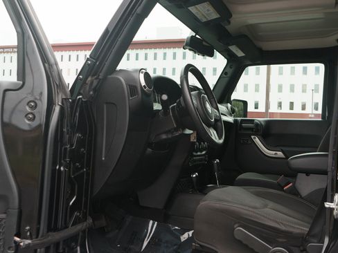 Used 2018 Jeep Wrangler Unlimited Sahara w/ Connectivity Group AWD/4WD image 11