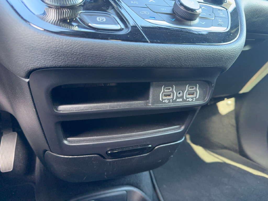 Used 2024 Chrysler Pacifica Limited FWD image 20