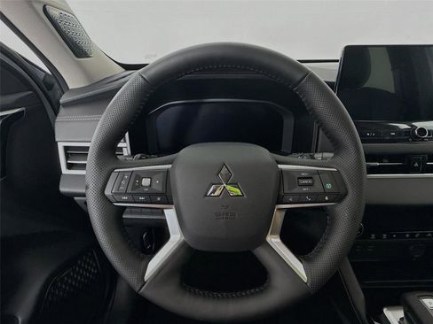 New 2026 Mitsubishi Outlander SE FWD image 3