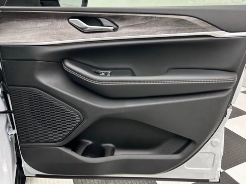 New 2025 Jeep Grand Cherokee Limited AWD/4WD image 16